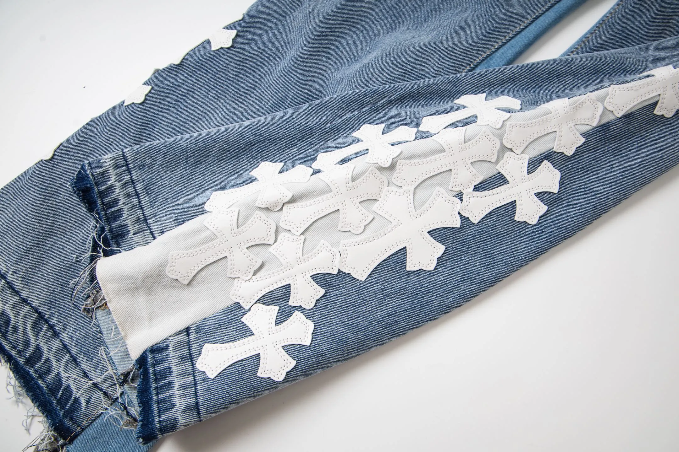 P240 Chrome Hearts Gallery co-branded limited-edition cross-flared flared jeans are a hot item this season and are sought after by countless celebrities and fashionistas. The neat details of the cutting process add color to the playful fashion! The neat and meticulous design, and the well-fitting structure is unique. The upper body not only has outstanding recognition, but also looks younger and younger. A style with the ultimate wearing meaning and performance, gorgeous color matching, and the craftsmanship of this style is also extremely extraordinary. After the finished product is washed, it is disassembled and hand-made with sheepskin cross leather and then spliced ​​together to complete. The whole piece has too many craftsmanship to describe. It is decorated with patchwork cross flowers and high-waisted washed jeans! ! Absolutely high-end luxury product, a god-level single product, a super popular product, made by top heavy industry, a magic weapon that cannot be missed to hit the streets. Style number: 1843 Size: 28 30 32 34 36 Color: blue